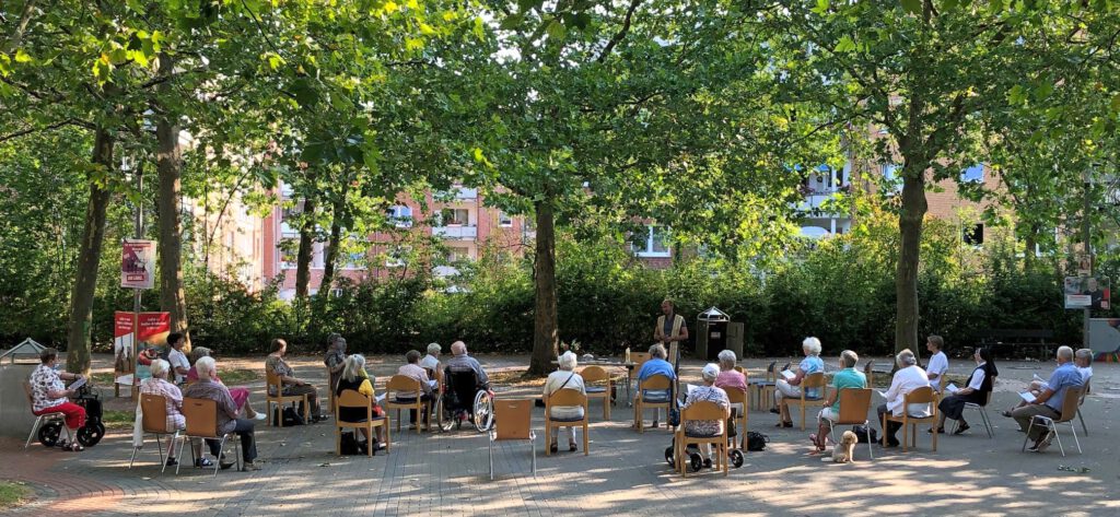 25 Menschen kamen am 12. August 2020 zum ersten Gottesdienst beim Begegnungszentrum seit Ausbruch des Coronavirus.